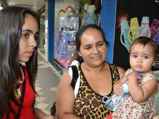 Cansada, a mãe Joseane Nunes já vai voltar para casa com a filha.