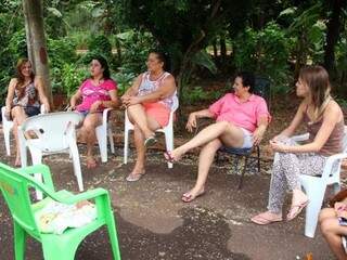 Há três décadas, os moradores que se mudaram para a última rua do bairro Otávio Pécora, em Campo Grande, vivem como uma família. (Foto: Fernando Antunes)