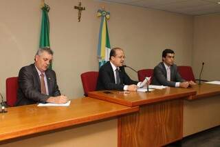 Barbosinha, ao centro; na presidência da CPI dos Combustíveis, deve assumir Beto Pereira (na imagem, à direita) (Foto: Assembleia Legislativa)