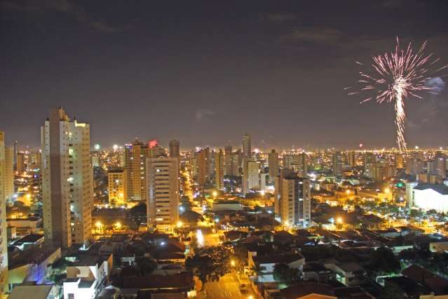 Populares deixam sujeira em frente &agrave; Cidade do Natal ap&oacute;s queima de fogos