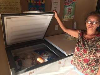 Terezinha teve que comprar gelo para colocar no freezer e continuar vendendo bebidas e refrigerantes (Foto: Liniker Ribeiro)