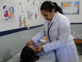 Médica cubana atendendo criança em unidade de saúde de Dourados (Foto: Hédio Fazan/Dourados Agora/Arquivo)