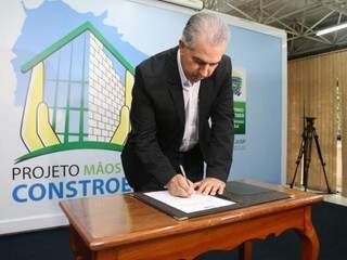 Governador do Estado, Reinaldo Azambuja (PSDB), assinou o convênio para projeto nas delegacias. (Foto: Fernando Antunes).
