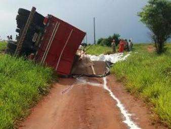 PMA multa empresa que teve carreta tombada e derramou agrot&oacute;xico em rodovia