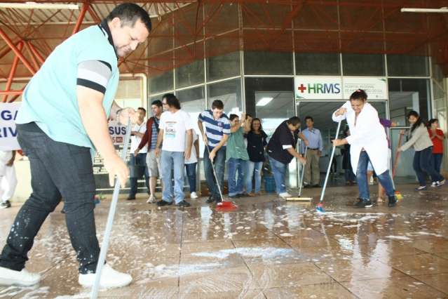 Servidores do HR "lavam" entrada de hospital para exterminar corrup&ccedil;&atilde;o