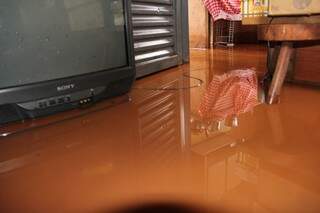 Cômodo de residência com água após chuva no Ramez Tebet (Foto: Alan Nantes)