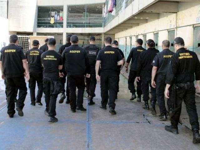 &ldquo;Momento de transi&ccedil;&atilde;o&rdquo;, diz governador sobre retirada de PMs de pres&iacute;dios
