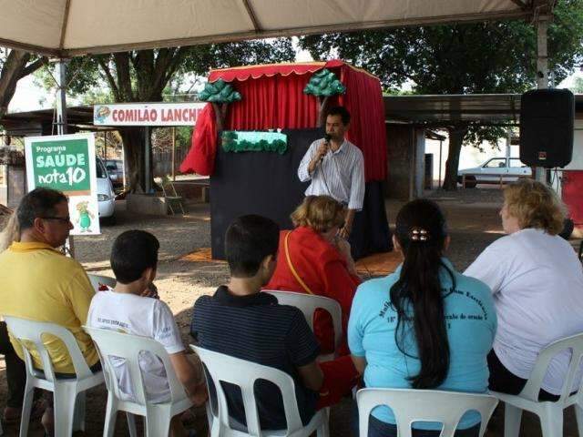 Livre de fossas, moradores do Batist&atilde;o s&atilde;o orientados sobre rede de esgoto