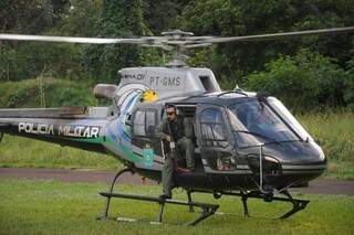 Militares da patrulha aérea durante ação no São Conrado nesta tarde (Foto: Paulo Francis)