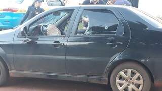 Carro da Polícia Civil usado por agente executado ontem em Ponta Porã (Foto: Leo Veras)