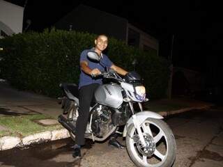 Joandro com a moto comprada depois de vaquinha de clientes. (Foto: Cleber Gellio)