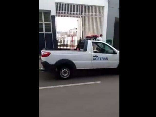 V&iacute;deo de agentes de tr&acirc;nsito estacionando em local proibido gera pol&ecirc;mica