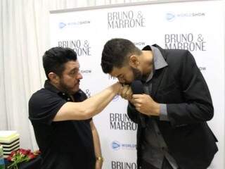 Samuel pede benção a Bruno.