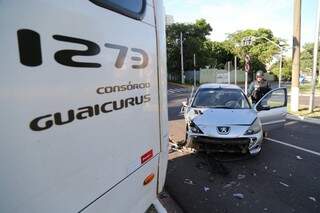 Frente de veículo de passeio ficou destruída (Foto: Marcos Ermínio) 