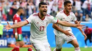 Jogadores do Irã comemoram o gol contra de Aziz Bouhaddouz e a vitória por 1  0 diante do Marrocos (Foto: Divulgação)
