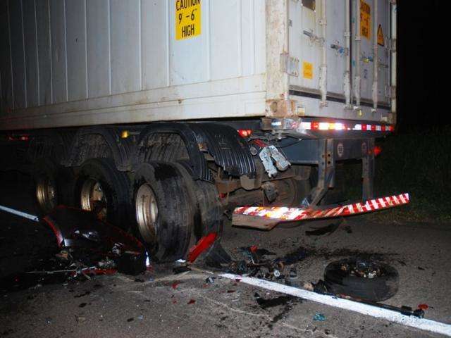 Motorista de 35 anos bate em carreta parada na BR-267 e morre 