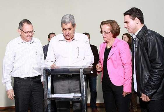 Governador assina termo para cobertura de 26 quadras em 17 munic&iacute;pios