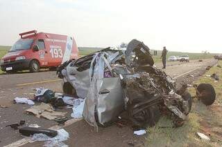 Veículos de passeio onde estavam duas vítimas fatais ficou completamente destruído. (Fotos: Jovem Sul News)