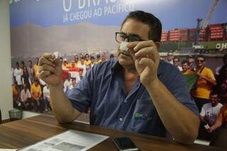 Diretor administrativo, Dourival da Silva, mostrando os chips do aplicativo. (Foto: Marcos Ermínio).