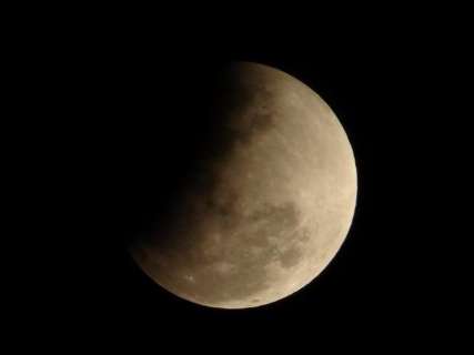 Com céu aberto, eclipse da Lua fica visível, mas poucos notam