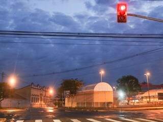 Em Campo Grande, o dia amanheceu com céu fechado e temperatura amena (Foto: Henrique Kawaminami) 