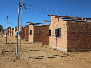 Meses depois de início de mutirão, casas ainda não têm teto no Canguru. (Foto: Fernando Antunes)