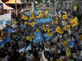 Clube dos Sem foi um dos blocos que desfilaram em Corumbá na noite de sábado (Foto: Reprodução/ Rene Marcio Carneiro)