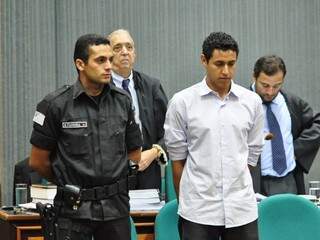 Jhader (camisa branca) emprestou arma para namorada cometer crime. (Foto: Luciano Muta)