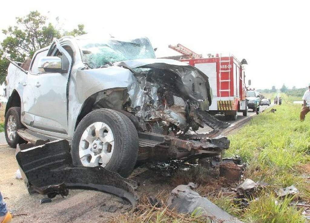 Colisão Entre Duas Caminhonetes E Fiesta Mata 4 E Fere 2 Pessoas