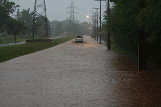 Avenida Guaicurus vira rio em dia de chuva forte. (Foto: Cleber Gellio)