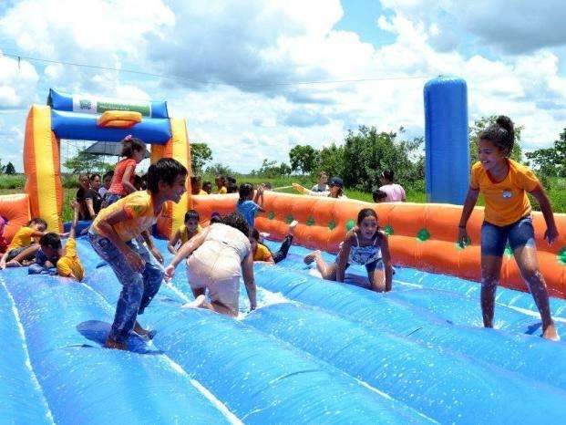 Com show de Crystian e Ralf e parque de divers&otilde;es, Cassil&acirc;ndia faz 65 anos