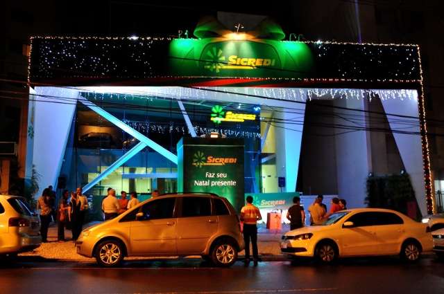 Sicredi decora unidades pela cidade e presenteia institui&ccedil;&otilde;es de caridade