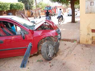 Carro que jovem conduzia ficou bastante danificado ao bater em muro. (Foto: Simão Nogueira)