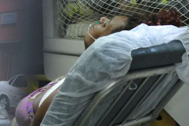 Travesti &eacute; esfaqueada em assalto e socorrida 7h ap&oacute;s o crime no Centro