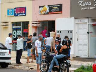 Em frente à loja de fogos, a fila fazia consumidores esperarem até sentados na motocicleta. (Foto: Simão Nogueira)
