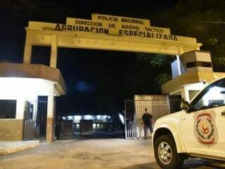 Sede da Agrupación Especializada, de onde dois bandidos do PCC fugiram ontem à noite (Foto: ABC Color)
