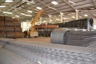 Indústria de aço instalada há um ano emprega 14 pessoas, mas meta é gerar 50 empregos com capacidade total de produção (Foto: Divulgação)