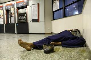 Homem dorme em canto da agência bancária (Foto: Marcos Ermínio)