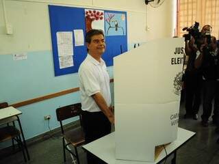 Prefeito Nelson Trad Filho, votou na escola Severino Ramos de Queiroz (Foto: Rodrigo Pazinato)