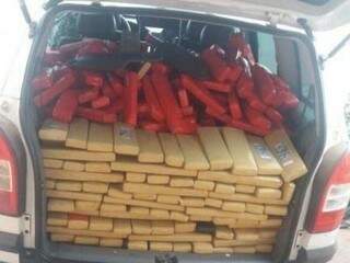 Carregando 351 kg de maconha, homem &eacute; preso ao tenta fugir e bater carro
