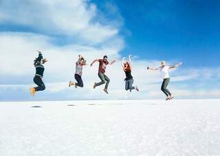 No meio do deserto de sal, a diversão e felicidade entre amigos por ter vencido a jornada. (Foto: Juliano Pinheiro)