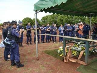 Guardas municipais fizeram oração pelo colega. (Foto: Simão Nogueira)
