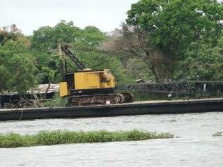 Rebocador paraguaio chegou ontem ao município para tentar retirar o barco da água. (Foto: Prefeitura de Porto Murtinho)