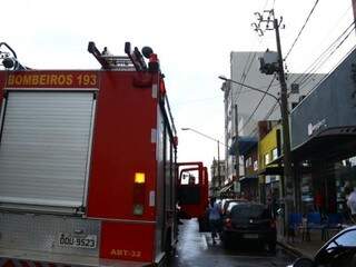 Fogo em fios de alta tens&atilde;o causa susto e interdita &aacute;rea no Centro