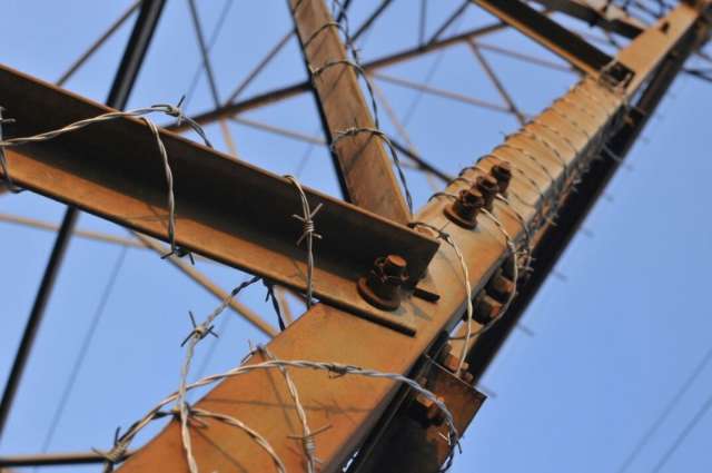 Empresa p&otilde;e arame farpado em torres de alta tens&atilde;o para evitar acidentes