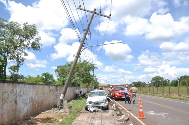 Pneu Estoura Mulher Perde Controle Do Carro E Bate Em Poste Capital