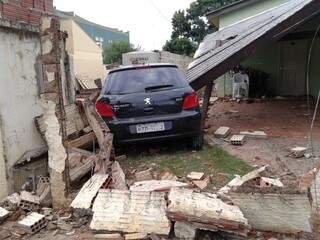 Carro destruiu muro e pilar de varanda. (Foto: Simão Nogueira)