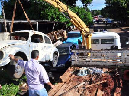  Força-tarefa retorna a ferro-velho no Guanandi e apreende sucatas de veículos