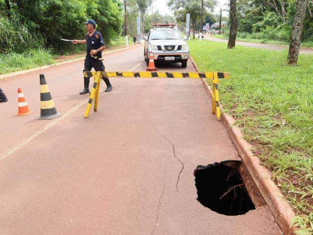 Com risco de asfalto desmoronar sobre c&oacute;rrego, pista &eacute; interditada
