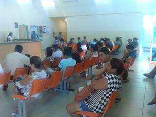 Em sala de espera, usuários esperam atendimento (Foto: Marcelo Victor)